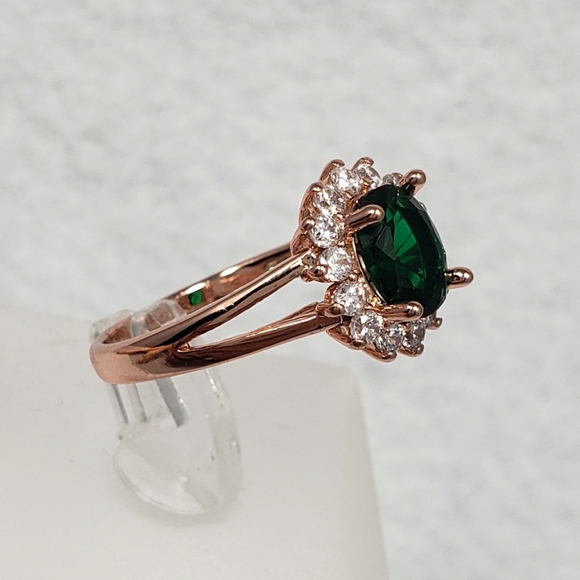 18k Rose Gold Emerald Ring - Picture 3 of 8